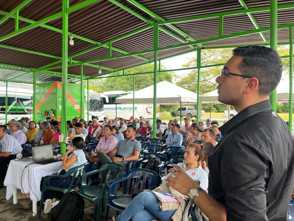 CORMACARENA's tweet photo. ¡Sólo hay que querer ser parte de Meta Verde! 🌱

En oferta institucional para el sector ganadero del Ariari, abrimos las puertas a 20 gremios de producción bovina para vincularse a la estrategia de reforestación y conservación de Cormacarena. 💪🏻🌳

#SomosVidaSomosMeta https://t.co/Vj2PpTvgxr