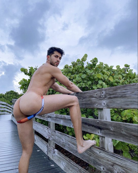 Miami beaches make me horny 🥵 https://t.co/PDNBddvrUi