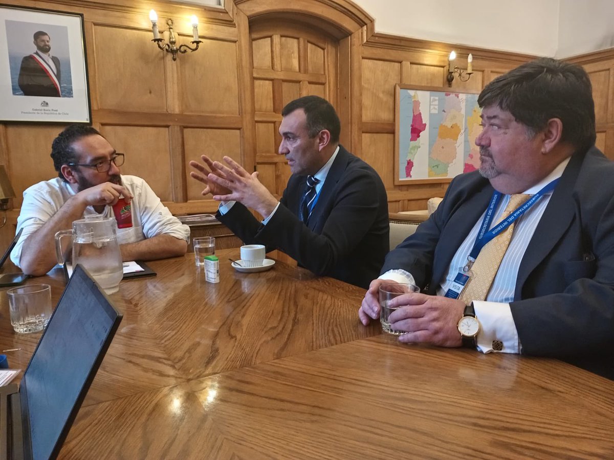 Juaneduardoconc's tweet photo. REUNIÓN CON SUBSECRETARIO @laSubdere @nico_cataldo. 

✅ Aprobados 6 profesionales para fortalecer equipo profesional #Secplan.
✅ Recursos para recuperación espacios públicos y nuevos centros comunitarios. 

✅ Única comuna región en adjudicarse #ReviveBarrio. 

¡Gracias Subse! https://t.co/XMi8ek2rzd