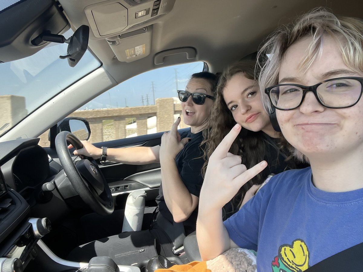 MrsLMSoqui's tweet photo. Listening to music selfie. @SHARDEECRYSTAL @JackLoweSrES #loweselfiechallenge #Everythinginexcellence 
BINGO #2 https://t.co/uhbBTDtXaj