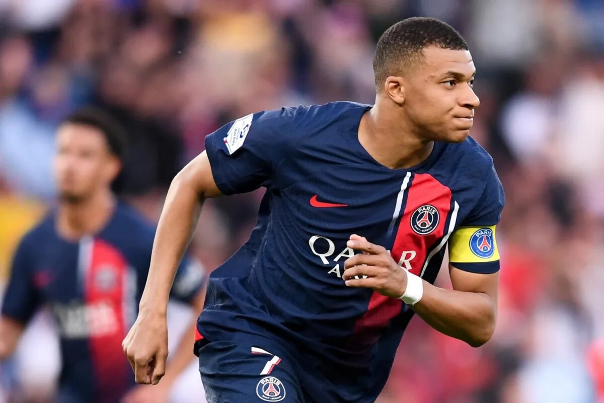 vivoplaynet's tweet image. Tras comunicar que no renovará su contrato con el PSG, el futbolista Kylian Mbappé se encuentra decidiendo el equipo de fútbol al que será transferido, luego de que rechazara la oferta hecha por un equipo saudí que le ofreció un total de 1.100 millones de euros. #VIVOplay por: