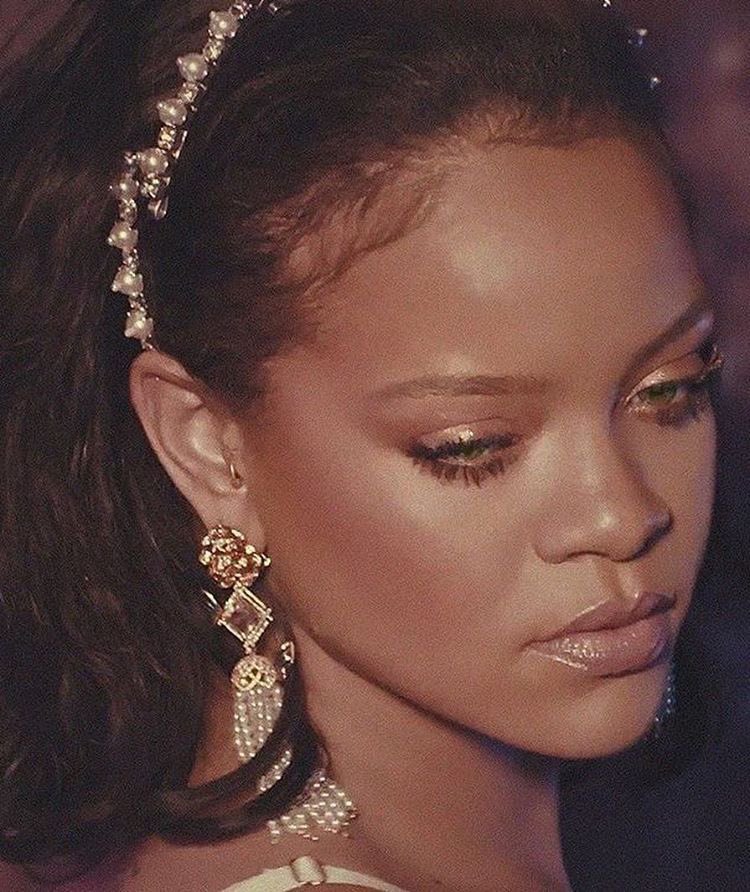 rihpael's tweet photo. Rihanna https://t.co/RoLuS6xZBW