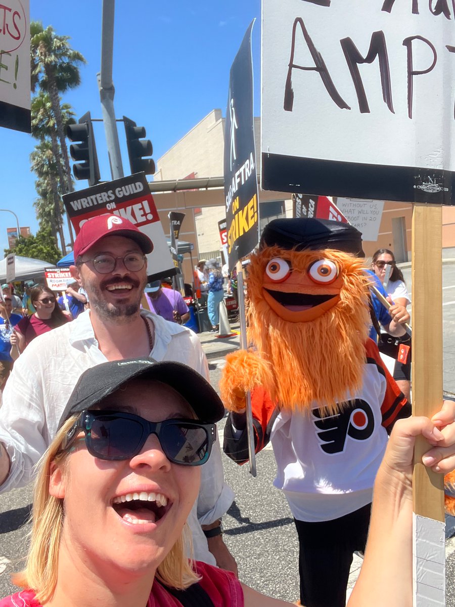 hannahfiasco's tweet photo. @ellaportman1 @WGAWest @GrittyNHL https://t.co/nKllgZEvnL