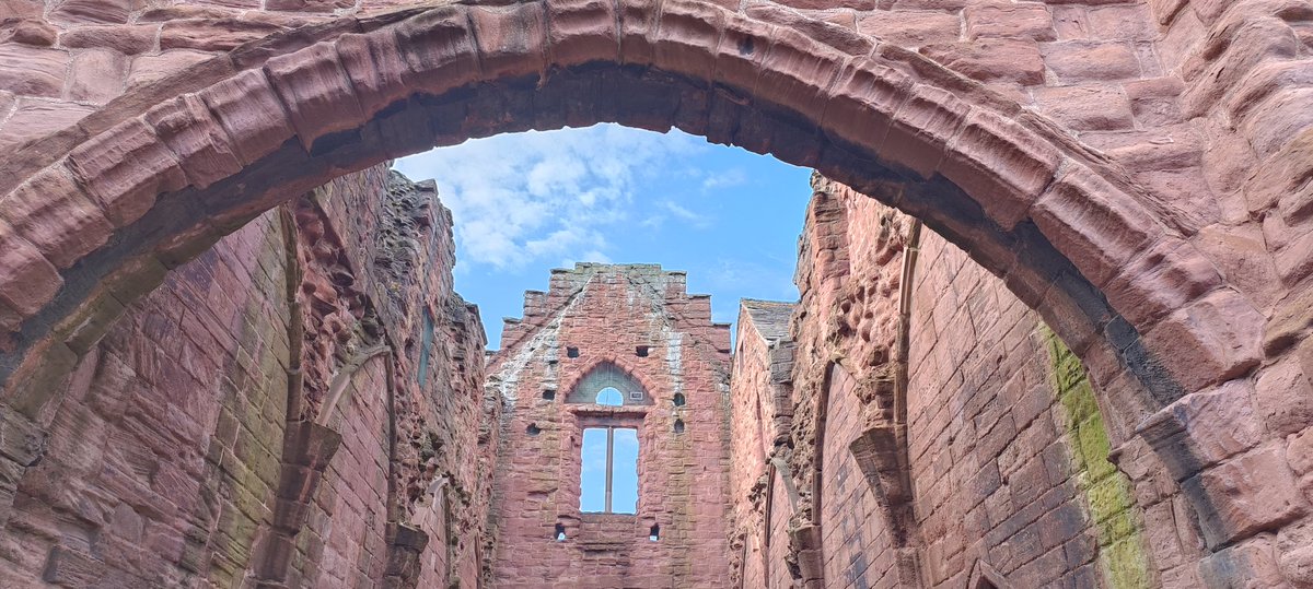 It's been a month since seeing the Declaration of Arbroath in Edinburgh. Coincidentally passed through Arbroath today. Marvelled at the astounding architecture of Arbroath Abbey. Definitely worth a visit when open.

#declarationofarbroath #arbroath #arbroathabbey