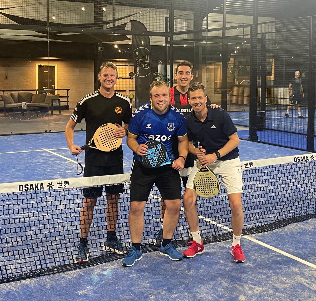 Zomerstop is (meer) tijd voor andere sportbezigheid. Andere sport, zelfde fanatisme. Twee uur gezelligheid en volle bak padel met @Jouke12 <a href="/BaukeJan_/">Bauke Jan Stuursma</a> en <a href="/WilcovdHeide/">Wilco van der Heide</a> #Kalverdijkje 🎾