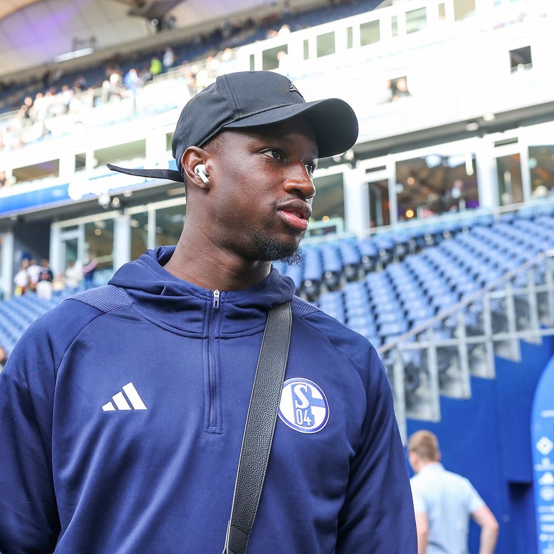 Es ist erschreckend, wie Ibrahima #Cissé in den sozialen Netzwerken teilweise auf widerliche Weise angegriffen wird und mit Affen-Emojis beleidigt wird. Solche Handlungen haben absolut nichts mit konstruktiver Kritik zu tun. Es ist beschämend, sich auf diese Weise zu verhalten
