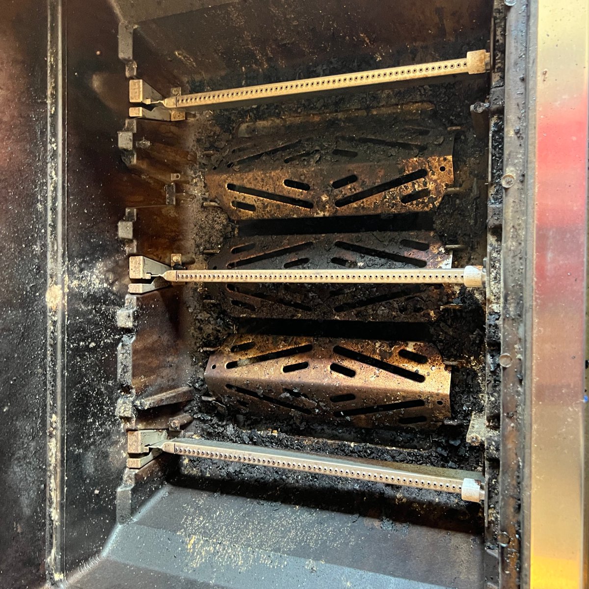 rsgnl's tweet photo. Had my Weber BBQ cleaned by @CanadianBBQBoys and I think they did an excellent job! https://t.co/GUgLGmpGIc