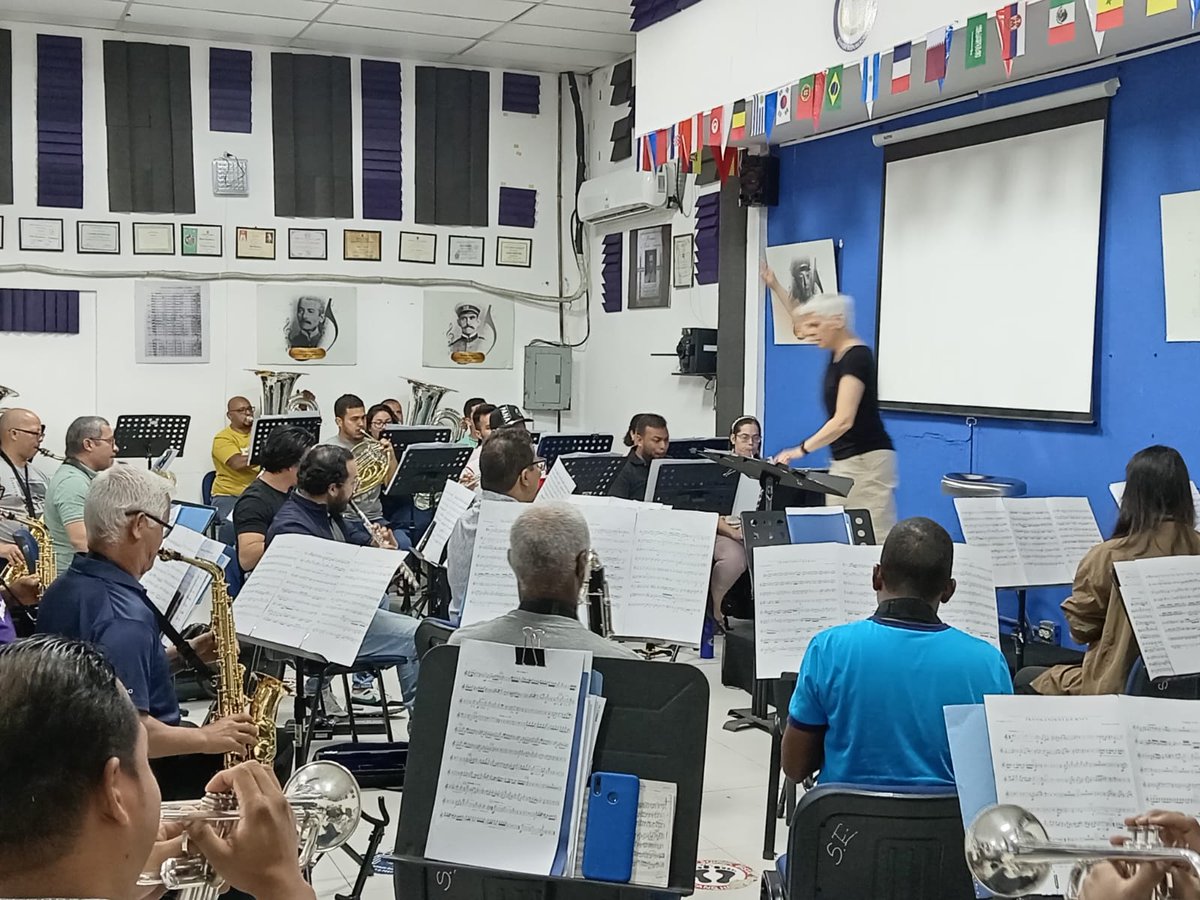 El día de ayer recibimos la visita de la renombrada Dra. Nell Flanders directora de orquesta y banda de Idaho en Estados Unidos, con quien tuvimos un intercambio enriquecedor de experiencias.