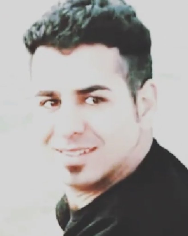 LoabatK's tweet photo. من #سجاد_اسماعیلی هستم. من کشته شدم، در تاریخ ۱۰ آذرماه ۱۳۹۸. بیست و پنج سالم بود، متولد ۲۱ آذرماه ۱۳۷۳. فرزند 
آیت اله و یه برادر داشتم بنام سهیل. اهل و ساکن شهرستان ایوان غرب از توابع استان ایلام بودم.
با شروع اعتراضات سراسری به گرون شدن ناگهانی ۳۰۰ درصدی بنزین در تاریخ ۲۴ آبان ۹۸، ایلام هم صحنه تظاهرات گسترده ای بود. روز ۲۵ آبان منم برای اعتراض به خیابون رفتم و توسط مامورای اطلاعات بازداشت شدم. دو هفته در بازداشتگاه تحت شکنجه های طاقت فرسا قرار گرفتم. نیروهای امنیتی منو در بازداشت به قتل رسوندن و در تاریخ ۹ آذرماه ۹۸ با خانوادم تماس گرفتن و اونا رو تهدید کردن که نباید این خبر رسانه ای بشه و باید خبر قتل من خودکشی اعلام بشه تا جنازه رو بهشون تحویل بدن در غیر اینصورت با اونا برخورد جدی میشه.

من در زادگاهم با تدابیر شدید امنیتی مظلومانه به خاک سپرده شدم…
مراسم سوم در تاریخ ۱۱ آذرماه و مراسم چهلم در تاریخ ۱۹ دیماه ۱۳۹۸ با حضور فامیل و آشناها برگزار شد. 

و برای من سرودند…
بعد پرپر شدنت ای گل زیبا چه کنم 
من به داغ تو جوان رفته ز دنیا 
چه کنم
بهر هر درد دوائیست به جز داغ جوان 
من بدردی که براو نیست مداوا 
چه کنم

مظلومانه با هزاران امید و آرزو در سر، در اوج جوانی زیر خروارها خاک سرد آرمیدم، من برای آزادی جنگیدم و جان دادم، راهمو ادامه بده و روز پیروزی به یادم باش…💔
#مهسا_امینی 
#علیه_فراموشی 

منابع:
هه نگاو
مانیتورینگ حقوق بشر ایران
پیشتازان راه آزادی ایران-قیام ایران
سایت مرکزی حزب دموکرات کردستان