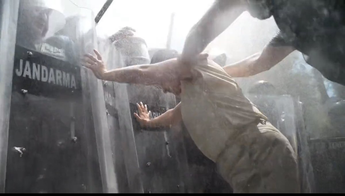 Bir ülkenin ordusu nasıl olur da halkını, yurdunu korumak yerine, zenginin malını koruma görevini üstlenir! Akıl almıyor, yürek dayanmıyor🩸🩸🩸
#AkbeleneDokunma