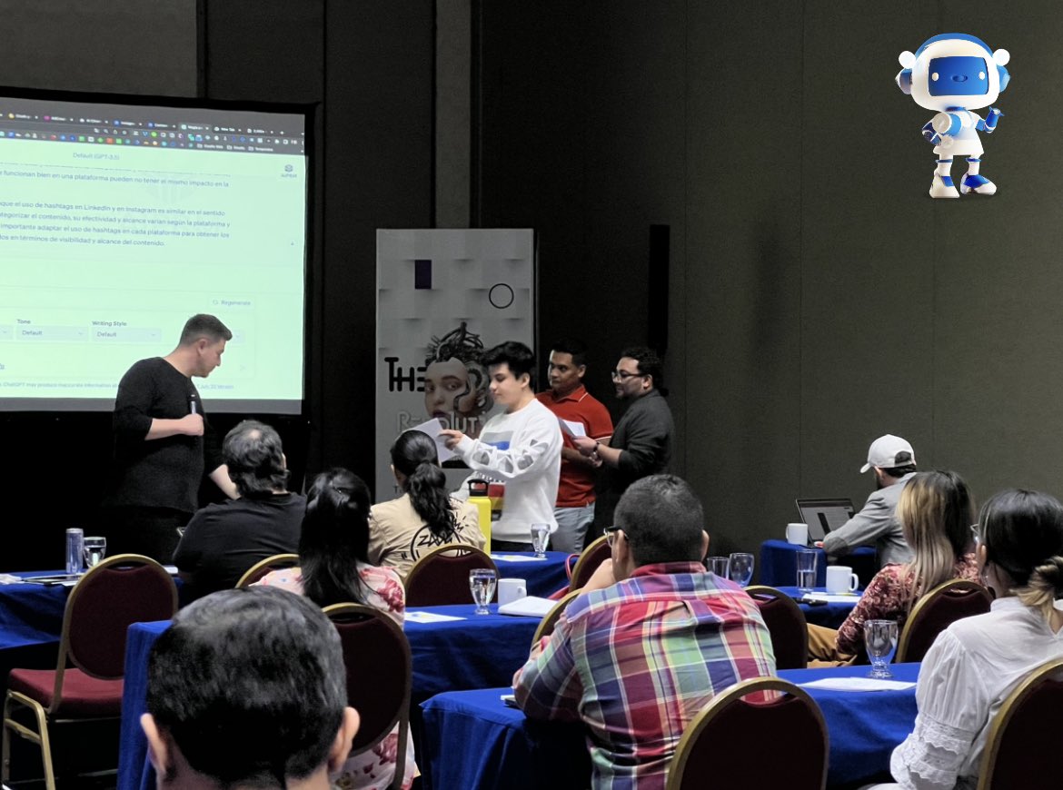 smediaday's tweet photo. 🦾 Los asistentes están aprendiendo en #SMD2023, junto a Suárez, la manera en que hay que solicitarle información a la inteligencia artificial. “Esto es importante para obtener datos más exactos y que los resultados sean más efectivos en las estrategias de contenido”, agregó https://t.co/6SUj7xH8oP