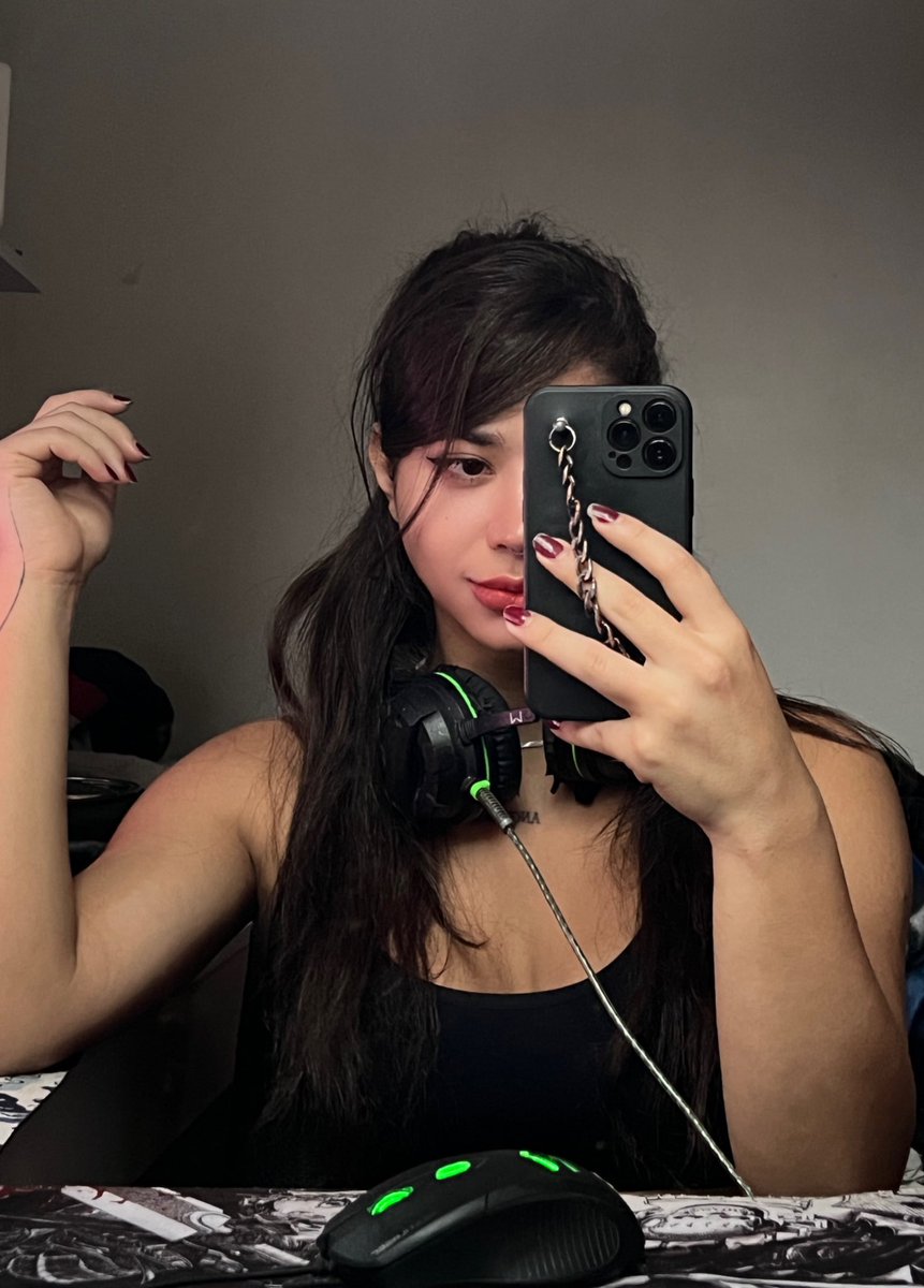 ___noangel's tweet photo. Quem vê essa carinha nem imagina que o top é GG, já quero reduzir os peitos 😭 https://t.co/Ed5LAYJfHe