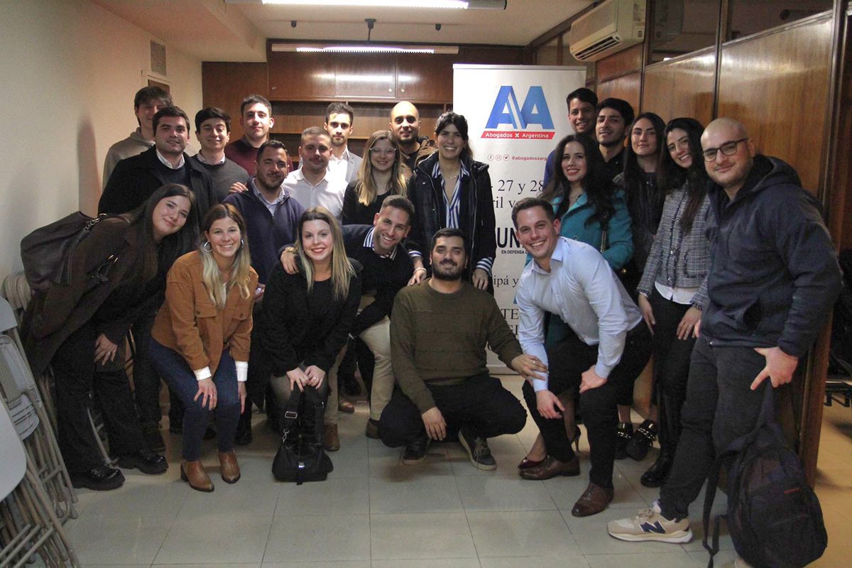 Nos reunimos con los precandidatos a legisladores por CABA, Fran Loupias y Jime Capece.

En este encuentro se abordaron las distintas problemáticas que enfrentan los jóvenes profesionales.

Les agradecemos por su enorme compromiso con la comunidad de jóvenes profesionales de CABA
