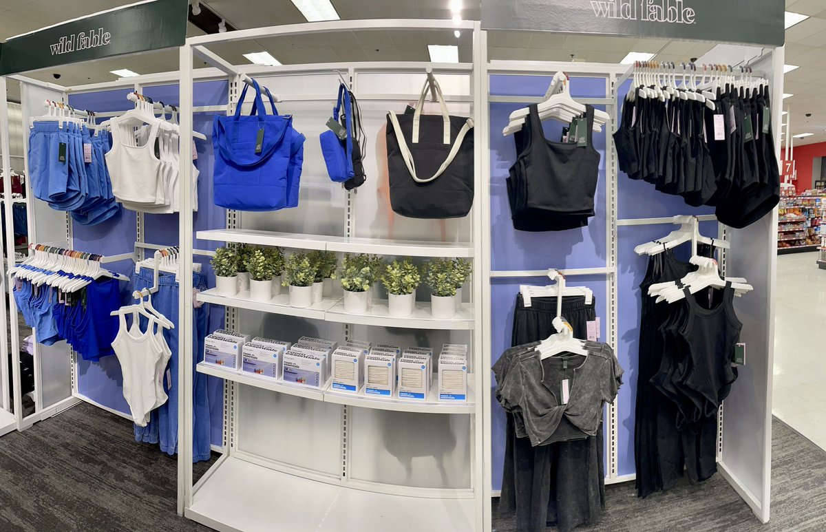 MaySandlin11's tweet photo. Had to make a few adjustments, but this Wild Fable BTC set is 🙌🏽✨ Already selling thru before I finished👏🏽 #target #visualmerchandiser #wildfable #croptops #sweats #dormroom @Alyssa_D_Miller @emily69716809 https://t.co/KBJSXF6mD9