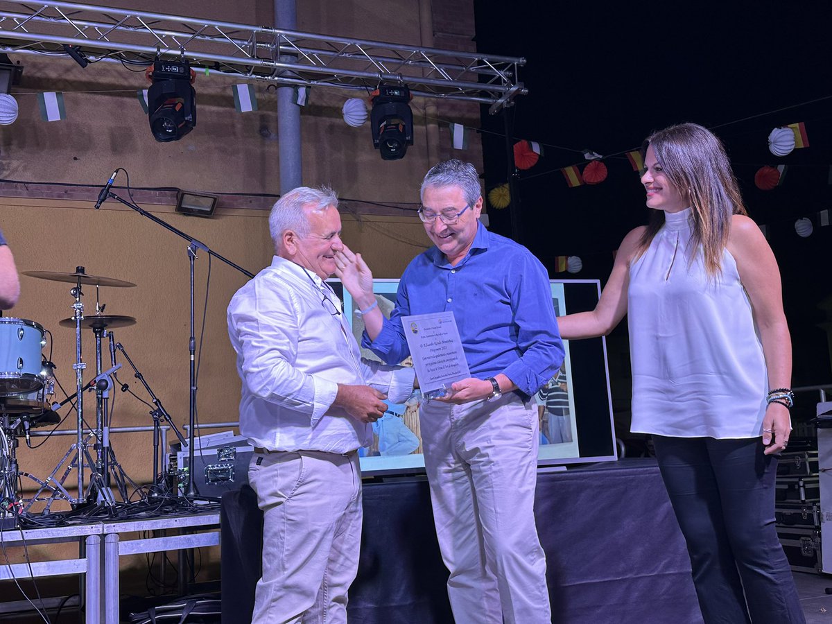 aytorincon's tweet photo. El alcalde de Rincón de la Victoria, Francisco Salado, ha asistido esta noche al pregón de la Feria de Torre de Benagalbón que ha dado Eduardo Rando Montañez en el segundo día de fiesta en la localidad. https://t.co/vZYXIehD1Y