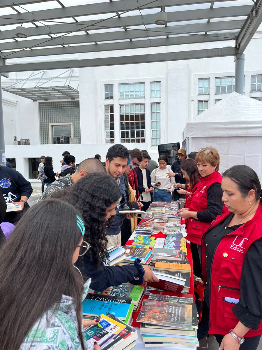 Forocsu's tweet photo. #MomentosUD Nuestra Editorial UD presente en la fiesta de bienvenida a los estudiantes que comienzan su carrera profesional en nuestra Universidad Distrital Francisco José de Caldas Bienestar Universitario U.D Somos #OrgullosamenteUD @PublicacionesUD https://t.co/D47mZ6pAE2