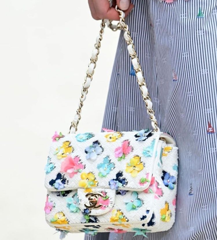 badestoutfit's tweet photo. chanel sequin flowers bag https://t.co/Dxb58fg8xh