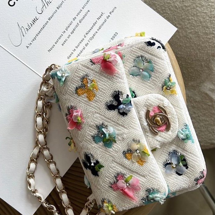 badestoutfit's tweet photo. chanel sequin flowers bag https://t.co/Dxb58fg8xh
