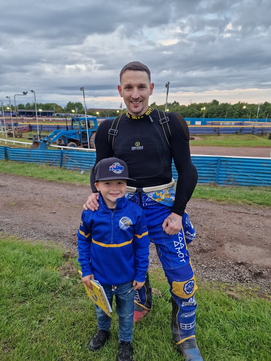 Stuuu91's tweet photo. @EdinMonarchs with a great home meeting win tonight. 

 Harry digging his rut, working the clutch, and throttle to match the fire starters @joshiepick and @CraigCook111! 

Academy in the morning, let's see if he can repeat it!
#edinburghmonarchs https://t.co/YiCiyIRGpU