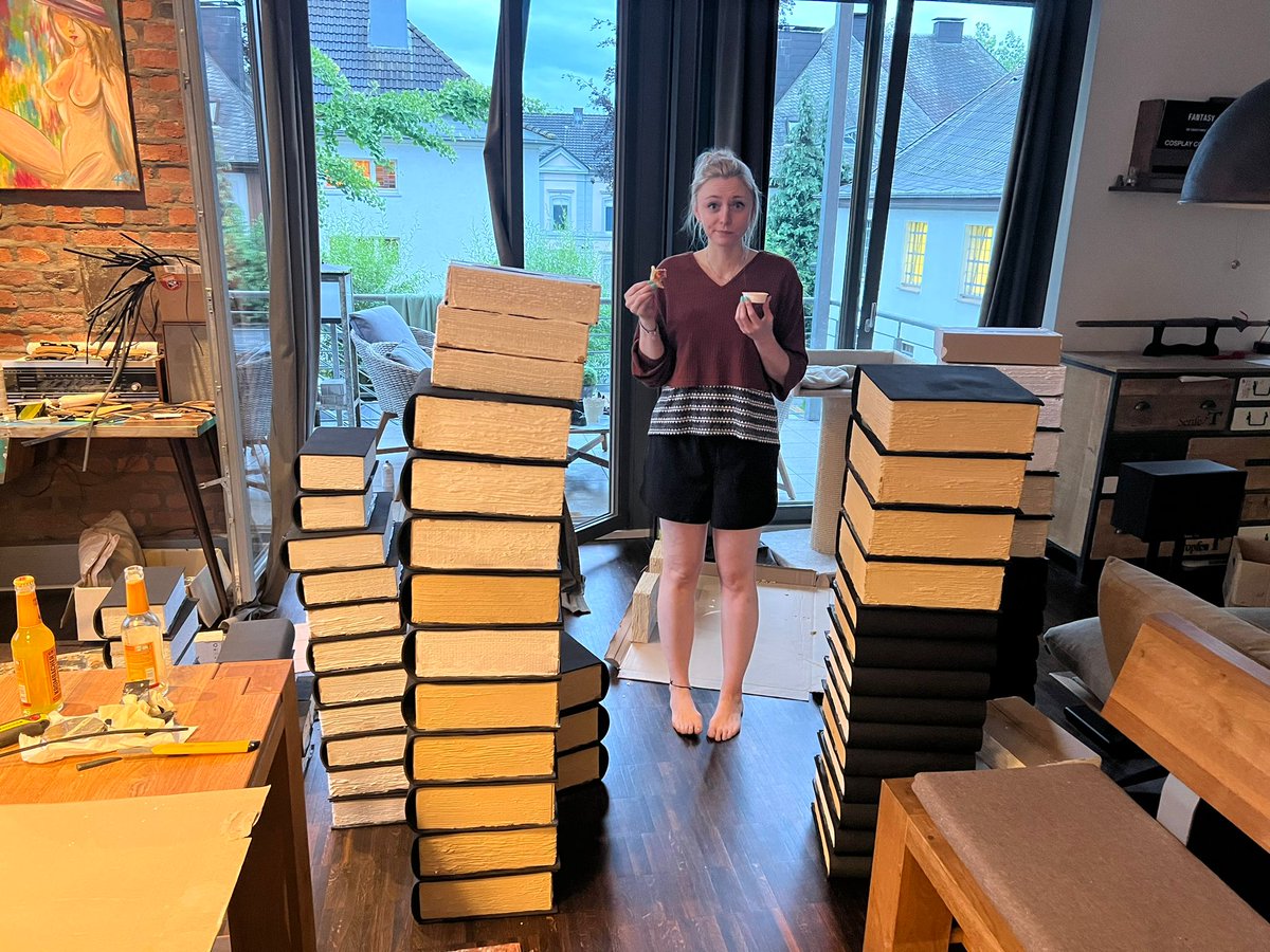 DinoshopNerds's tweet photo. Bisschen making-off der H.O.R.D.E-Bücher im Hintergrund🖤
@Keksbikini 
@MarcoPennazzato
Wasteland_Weber (Instagram)
#tesoHORDE
#esoHORDE
#wildehorde
#gronkhTV https://t.co/Vlz3plNzEc