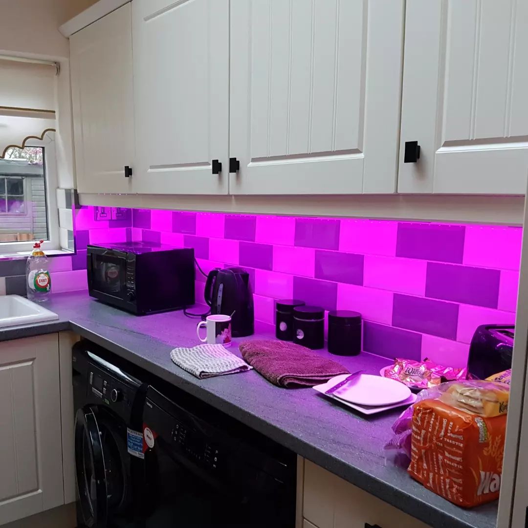 ELS_Lighting's tweet photo. Kitchen lighting done right ✳️
- Colour changing LED under cabinet strip
- Crystal LED pendant and flush ceiling light

We recently designed and supplied full RGB colour changing LED strip lights, using our bespoke cutting service. Can be changed to any colour your heart desires! https://t.co/tY9WrDj8nS