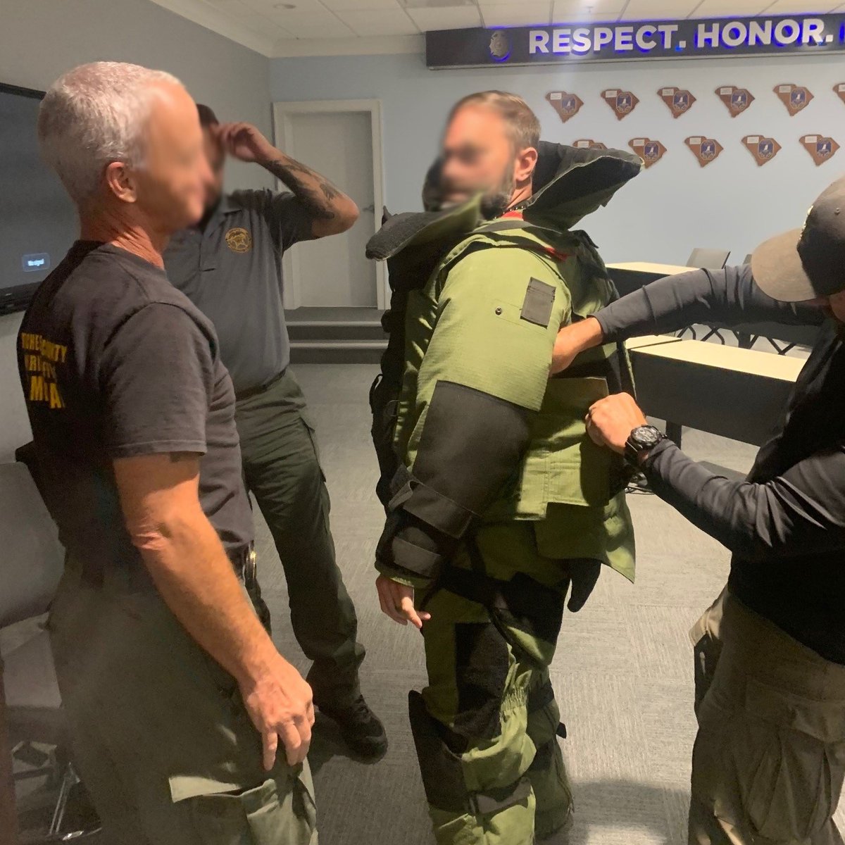 MedEngComms's tweet photo. Over 3 days this week, at 3 locations, Med-Eng provided critical #BombTech down training to over 40 Technicians from multiple Bomb Squads. Excellent engagement and questions while training to provide the best care in a worst case #EOD scenario.  Stay safe! https://t.co/JfKjBlqoeq