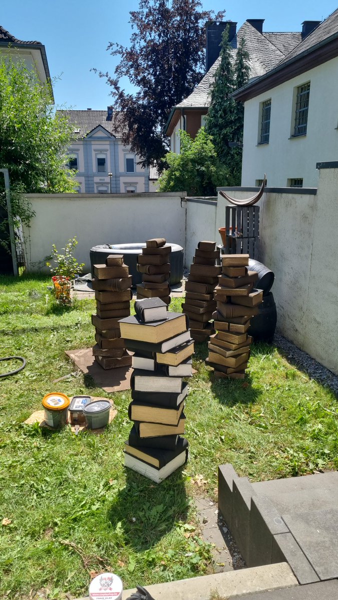 DinoshopNerds's tweet photo. Bisschen making-off der H.O.R.D.E-Bücher im Hintergrund🖤
@Keksbikini 
@MarcoPennazzato
Wasteland_Weber (Instagram)
#tesoHORDE
#esoHORDE
#wildehorde
#gronkhTV https://t.co/Vlz3plNzEc