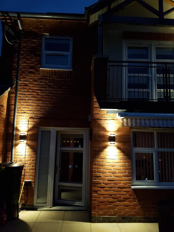 ELS_Lighting's tweet photo. Simple but effective. Up &amp; Down lights supplied to another happy customer 🙌🏼

#gardenlighting #updownlights #ledlights #outdoorlighting https://t.co/XlM3ehz3KK