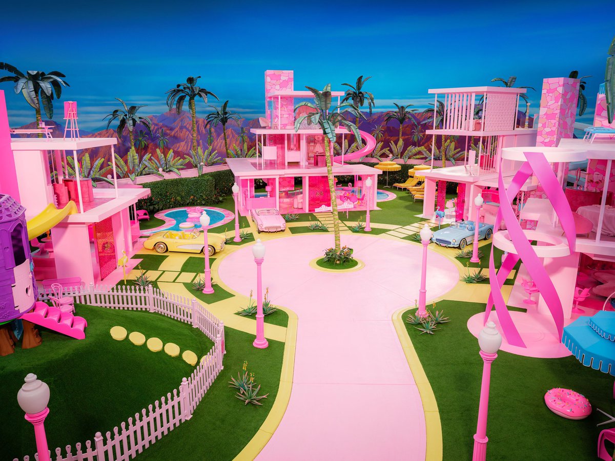 merasnixx's tweet photo. a warner bros está tentando preservar o set da barbieland usada no filme pra que os fãs possam visitar.

eu meio que faria loucuras pra estar nesse lugar...😭 https://t.co/pJpm3uJqD3