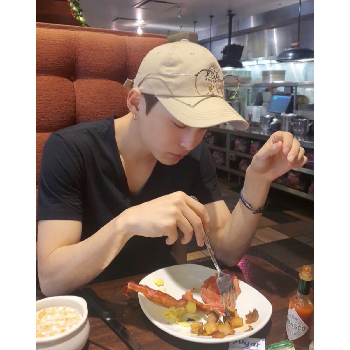 KpopMilitary's tweet photo. D-8 until Junhee gets discharged
๐ : 6. August 2023
๐ผ๏ธ: with food
#Jun #ACEJUN #ACE #CHOICE #choice #Junhee
Follow & turn on the ๐ to not miss any daily countdown :) https://t.co/N1amDGA6WA