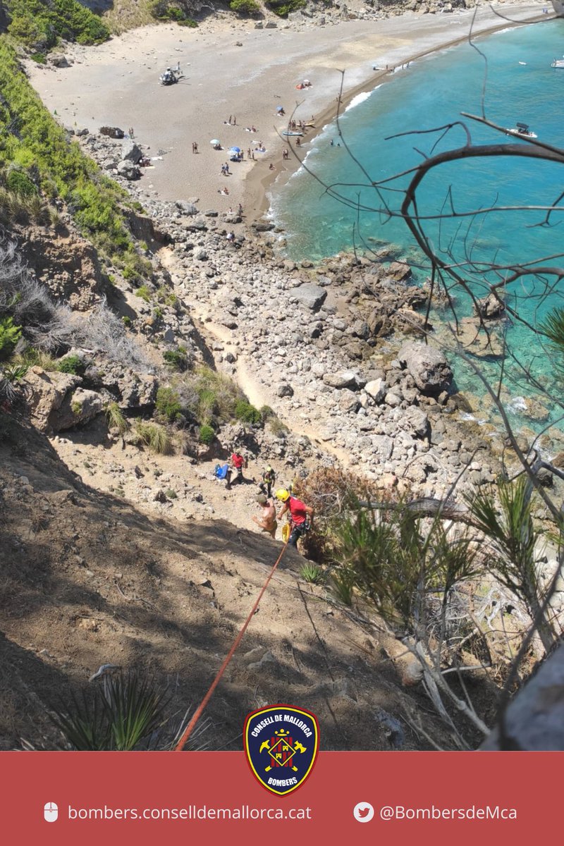 BombersdeMca's tweet image. Rescat al #CollBaix d´un home francès que s´ha caigut per un acantilat. Ferit a una cama i amb possible traumatisme a l´espatlla. Evacuat amb helicòpter.
Actúen:
#Greim
#ParcAlcúdia
#ParcInca