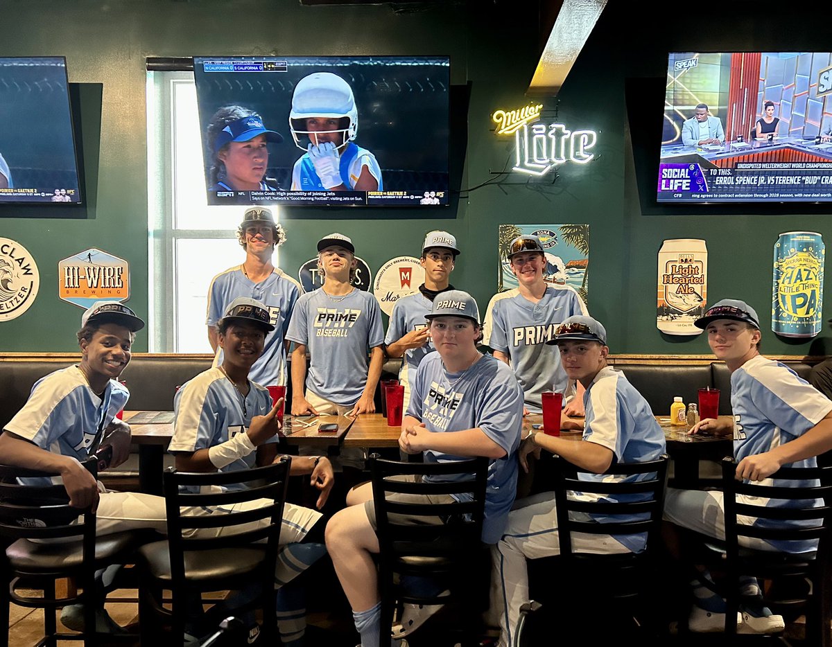 15u Kraft celebration dinner after a no hitter win behind 6 strong <a href="/keatonweter11/">Keaton Weter</a> and 1 dominant inning <a href="/JakeBrownKC/">Jake Brown</a> boys are 3-1 out in Cincy