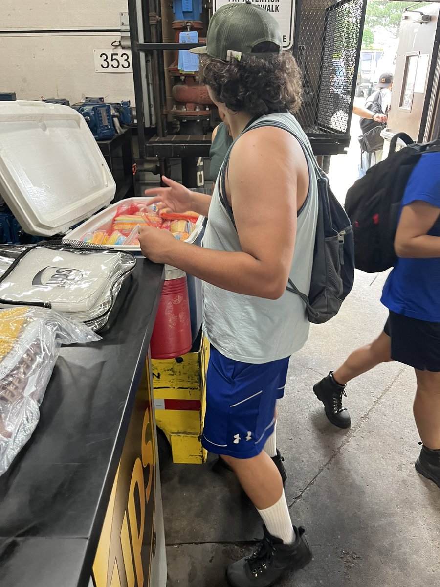 Clarissa8310's tweet photo. Addison Hub keeping our employees cool🥶😎 during the sorts!! #Summersafety #UPS @ExperienceUPS @UPSers @CentralPSafety https://t.co/9TEHGGj9Lm