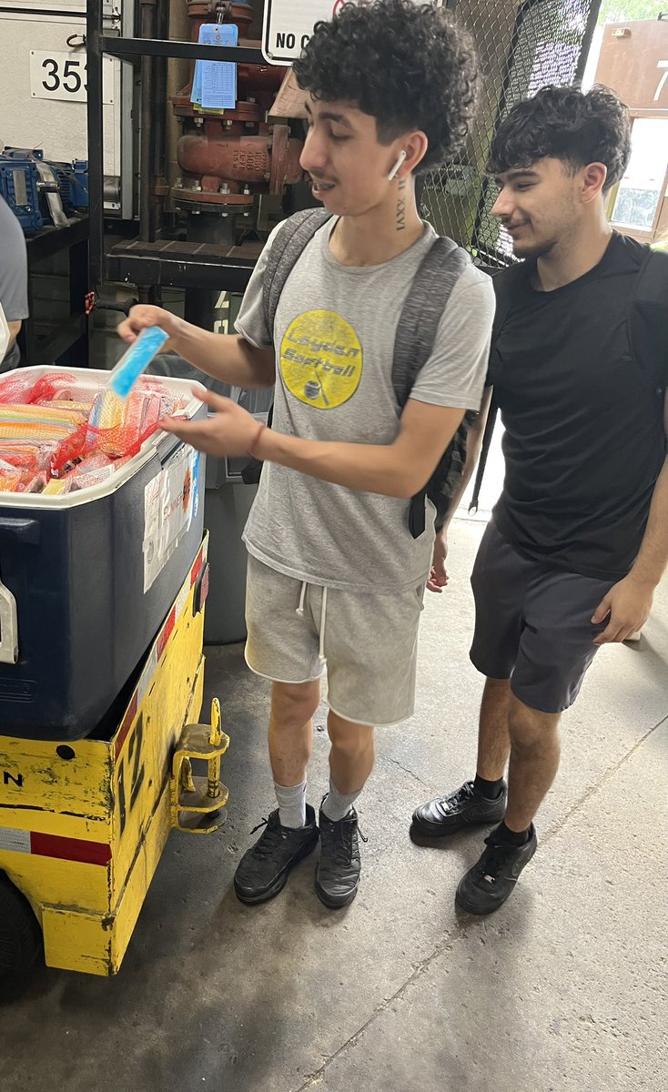 Clarissa8310's tweet photo. Addison Hub keeping our employees cool🥶😎 during the sorts!! #Summersafety #UPS @ExperienceUPS @UPSers @CentralPSafety https://t.co/9TEHGGj9Lm