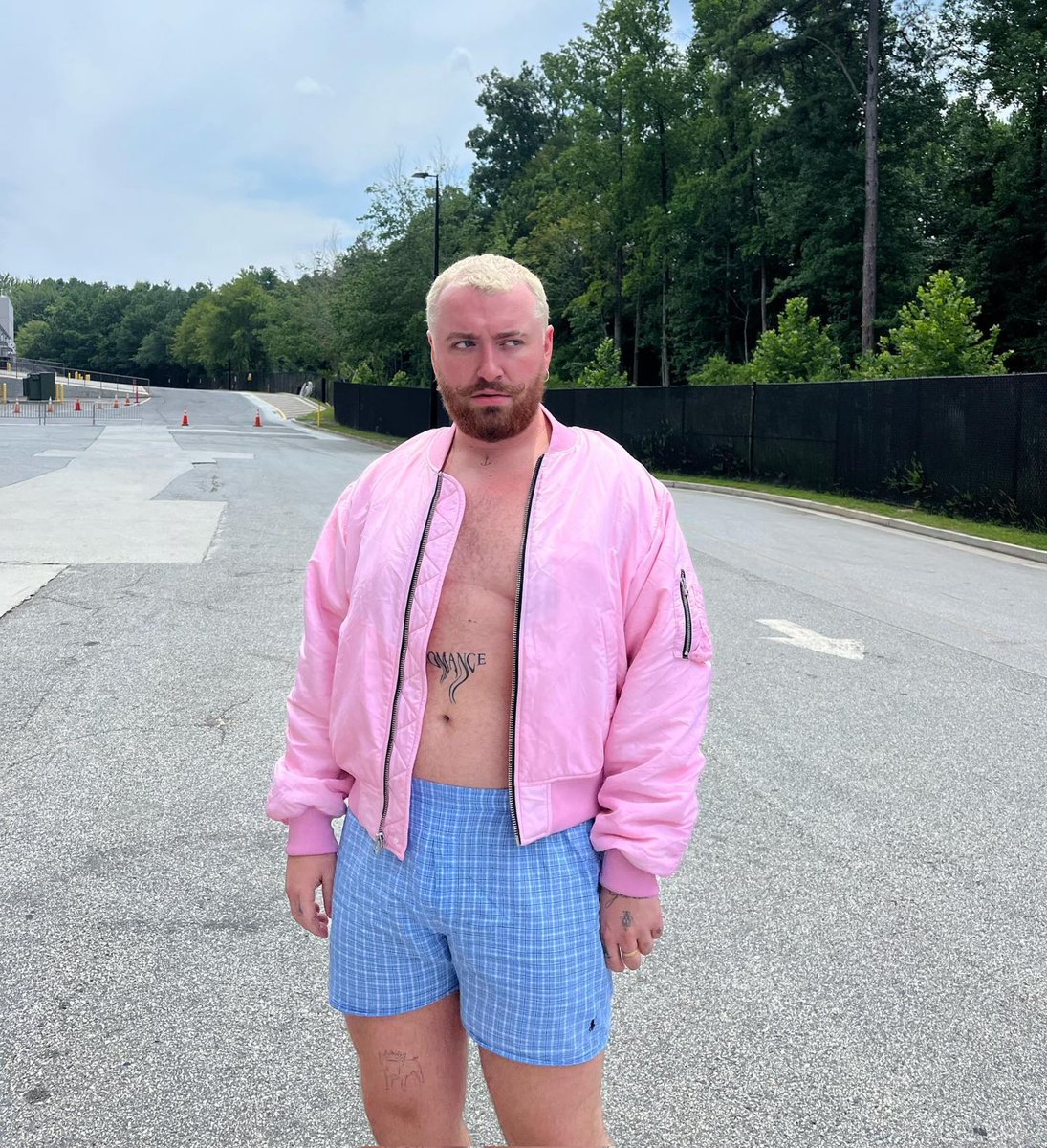 damaris_sparkly's tweet image. But..💖how Beautiful is Sam? Lookin Amazing in this outfit🥰Cute!! Favourite Ken x @samsmith 
📸 Sam's IG/Facebook