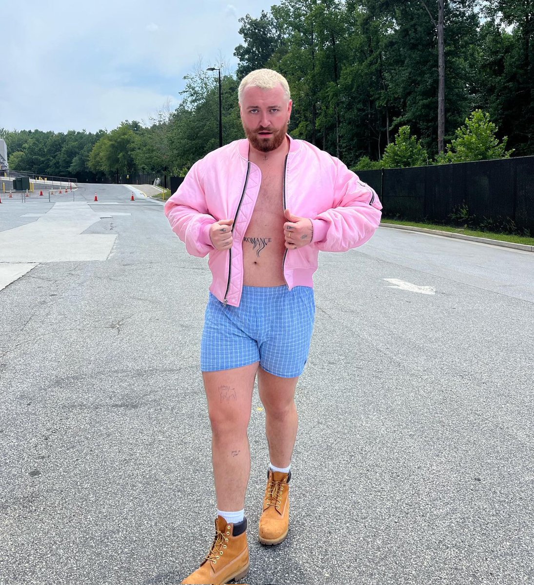 damaris_sparkly's tweet image. But..💖how Beautiful is Sam? Lookin Amazing in this outfit🥰Cute!! Favourite Ken x @samsmith 
📸 Sam's IG/Facebook