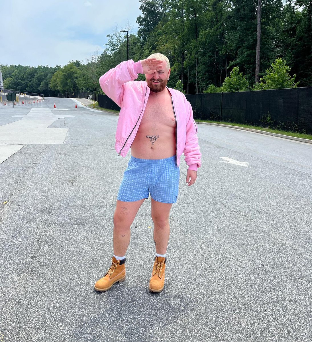 damaris_sparkly's tweet image. But..💖how Beautiful is Sam? Lookin Amazing in this outfit🥰Cute!! Favourite Ken x @samsmith 
📸 Sam's IG/Facebook