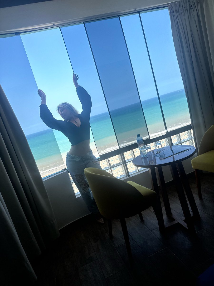 Reynoso6Janet's tweet photo. Felices fiestas patrias a todos 🇵🇪💋❤️#janetreynoso #hermosavista https://t.co/ZbKyC0Eeoa