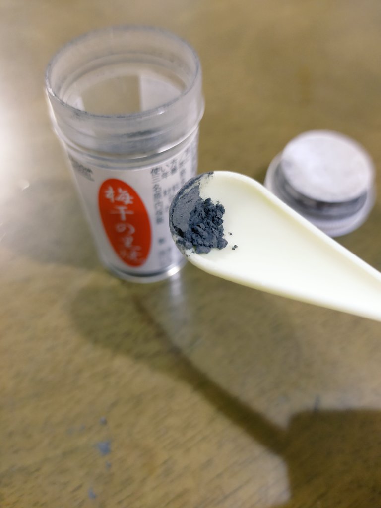 arutom1031's tweet photo. 家庭の常備薬としておすすめしたいのが「梅干の黒焼き」

梅干の黒焼きとは、梅干をじっくりと長時間煎って炭化させたもの。食養を伝えた先人の多くが『起死回生の妙薬』と呼び、重宝されてきました。

言い伝えられる効能は、

・風邪予防
・疲労回復
・血行促進
・貧血改善
・冷え性改善
・便通改善
・生理痛の緩和
・認知症の予防

などなど、多岐にわたります。

自然療法の東城百合子先生も
「梅干の黒焼きはボケ防止となる」「疲れた時には小さじ一杯飲むとよい。風邪、下痢、冷え性にも大変効果がある」
と述べてます。

個人的には夏バテ防止にも効果的！
自分でつくるのは大変なので、画像の商品を愛用してます。
量は１日に耳かき１杯程度。そのまま舐めてもいいし、お茶に入れて飲んでもいい。極陽性食品なので、幼児は食べない方がいいといわれてます。