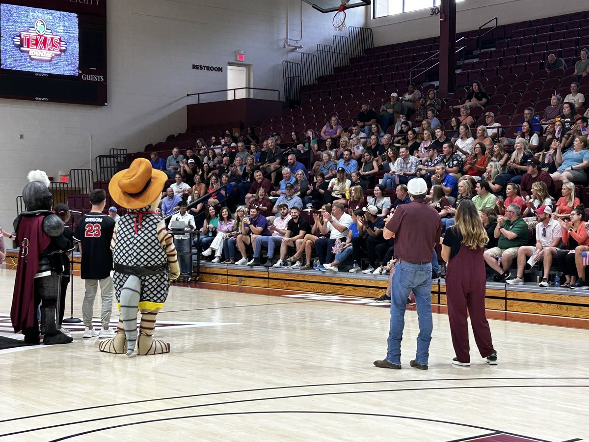 ChrisCooper_BU's tweet photo. Great having our friends from @texasroadhouse in Knights Hall today for their quarterly meeting! https://t.co/lYUPwMXxhH