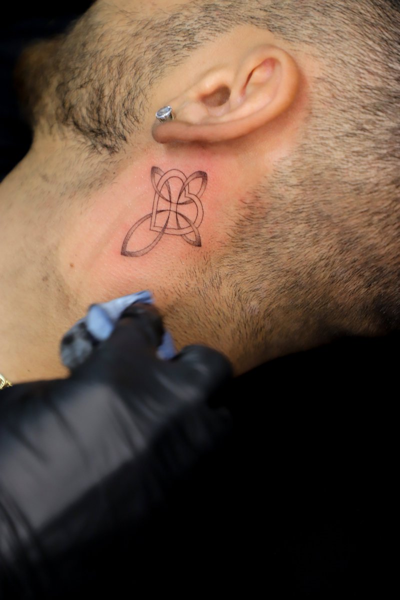FatsContentEdit's tweet photo. The folks at #EliteInk in #Vaughan were fantastic to work with! Annalisa did this elegant #tattoo to honour the clients #Family

#Toronto #Vaughan #Ontario #tattooart #tattooartist

If you'd like #portraits and #documentation like these, reach out and you can hire me as well! https://t.co/Bqj8d5Dq25
