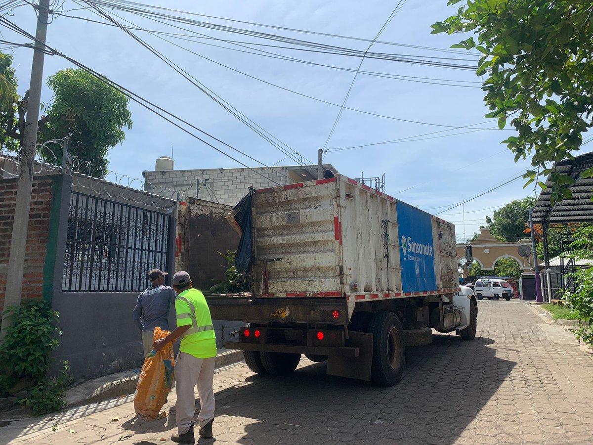 AlcaldiaSN_'s tweet photo. Trabajando como un #SonsonateCentroUnido
Esta mañana un equipo del tren de aseo realizó su ruta de recolección en el municipio de #Nahulingo, apoyando a los vecinos a mantener sus espacios limpios. https://t.co/iS3nRGhOms