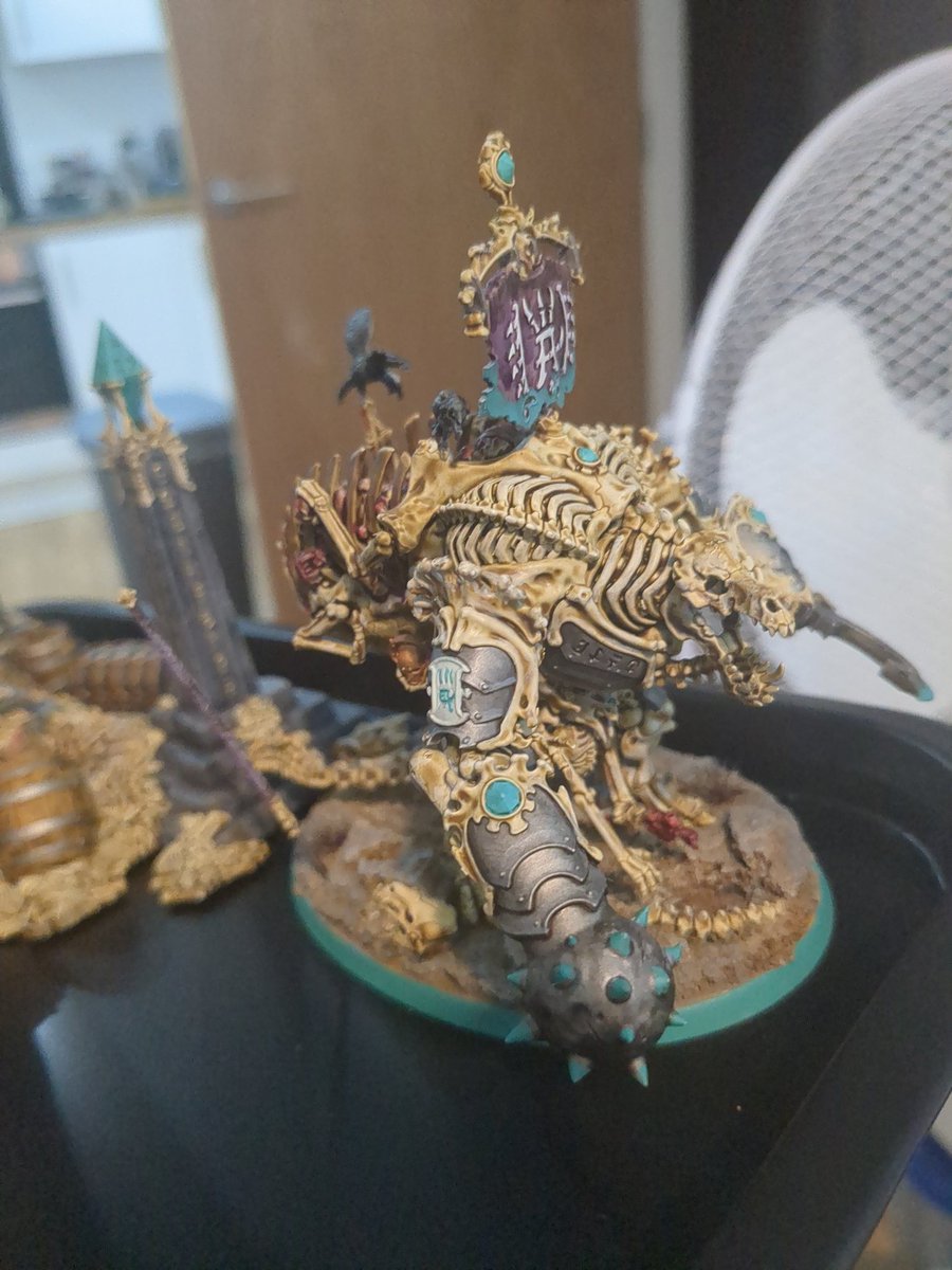 Latest addition to my Ossiarch force is all done. Gotta invest in a decent lamp for both painting and photos #WarhammerCommunity