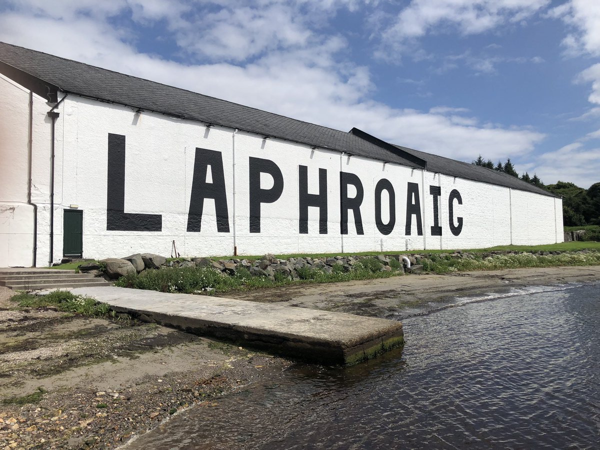 MacDomhnall's tweet image. Dramming at #laphroaigdistillery #islaysinglemaltscotchwhisky #isleofislay 🥃🏴󠁧󠁢󠁳󠁣󠁴󠁿