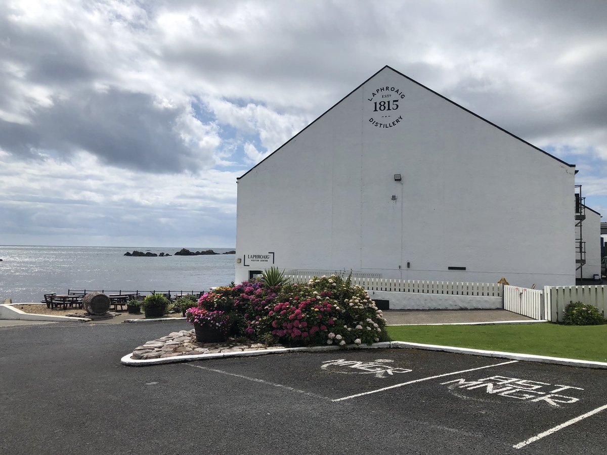 MacDomhnall's tweet image. Dramming at #laphroaigdistillery #islaysinglemaltscotchwhisky #isleofislay 🥃🏴󠁧󠁢󠁳󠁣󠁴󠁿