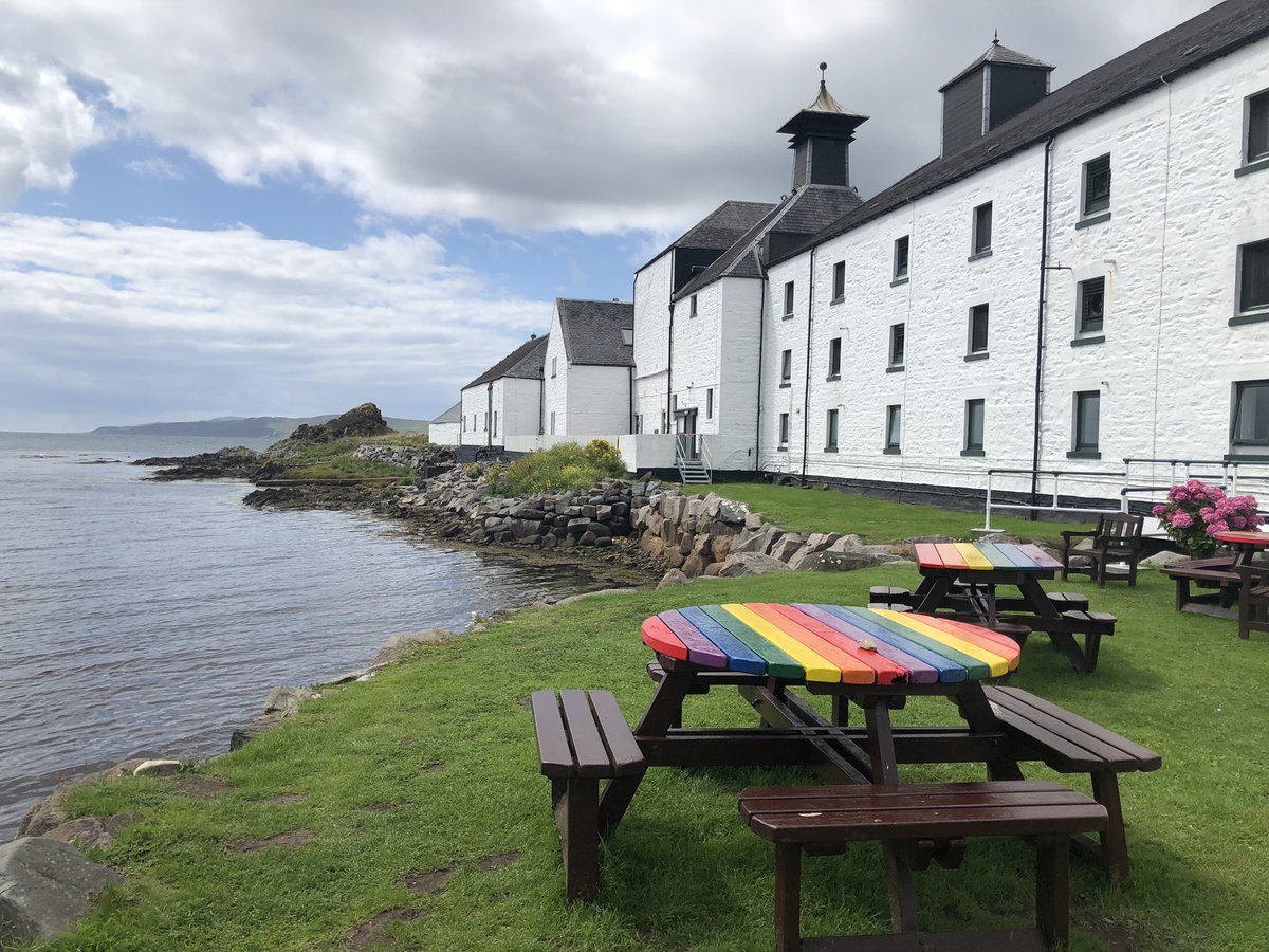MacDomhnall's tweet image. Dramming at #laphroaigdistillery #islaysinglemaltscotchwhisky #isleofislay 🥃🏴󠁧󠁢󠁳󠁣󠁴󠁿