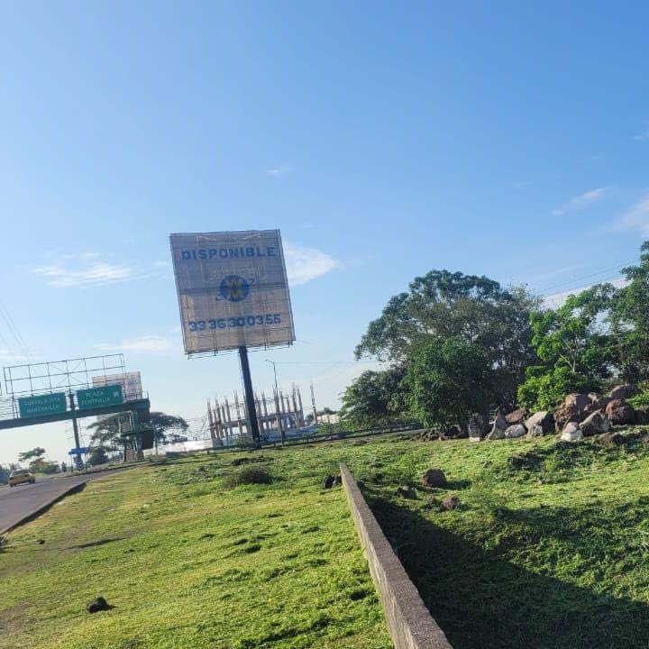 ColimaMunicipio's tweet photo. ¡Por un #ColimaLimpio y ordenado pusimos #ManosALaObra en áreas verdes del Tercer Anillo!
Todos los días ponemos #TusImpuestosTrabajando por la ciudad que mereces. https://t.co/kdxO1kAtfu