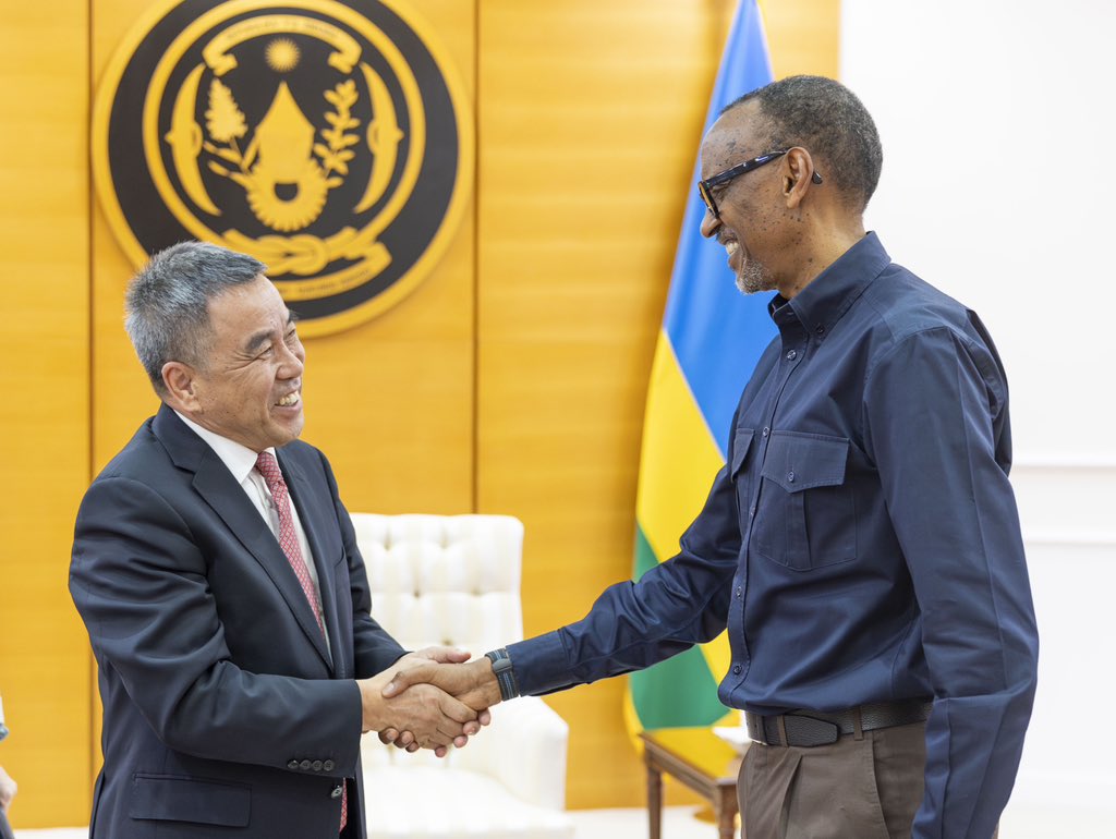 Jean_PaulMugabe's tweet photo. On Friday, President #Kagame met with Pang Xinxing, founder and chairman of the #StarTimesGroup and delegation. https://t.co/BS6HvfIKM6