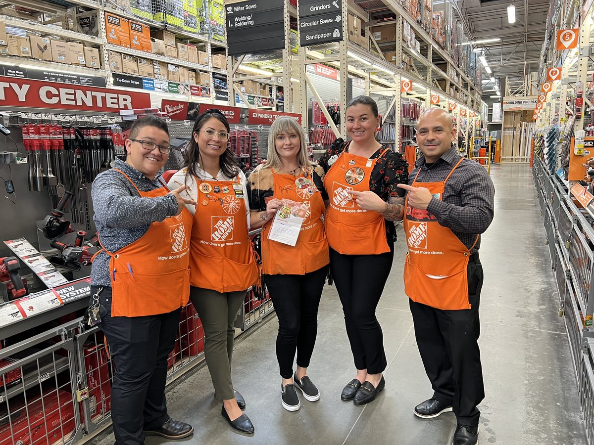 JaniceDS_HD8987's tweet photo. Recognizing some amazing associates for their commitment to great customer service and living our values #8987 @CovrigTerry https://t.co/CFViYUAJb4