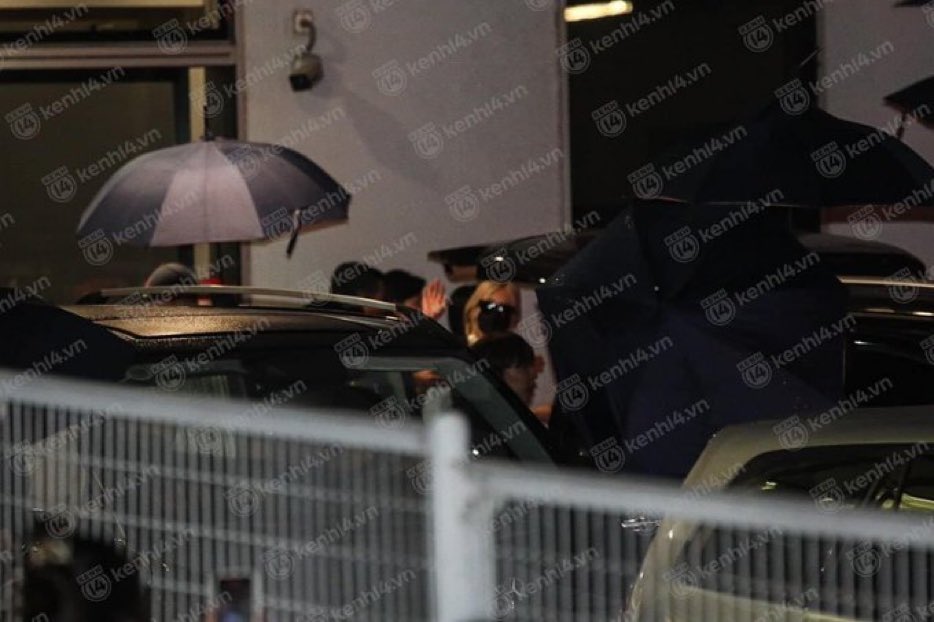 T rào trước cho những con anti nếu có nói về việc 4 gái đi cửa Vip là ko thương fan nè. Nhìn gái t chào fan nè nha

#BORNPINKINVIETNAM #BORNPINKinHanoi <a href="/BLACKPINK/">BLACKPINKOFFICIAL</a>